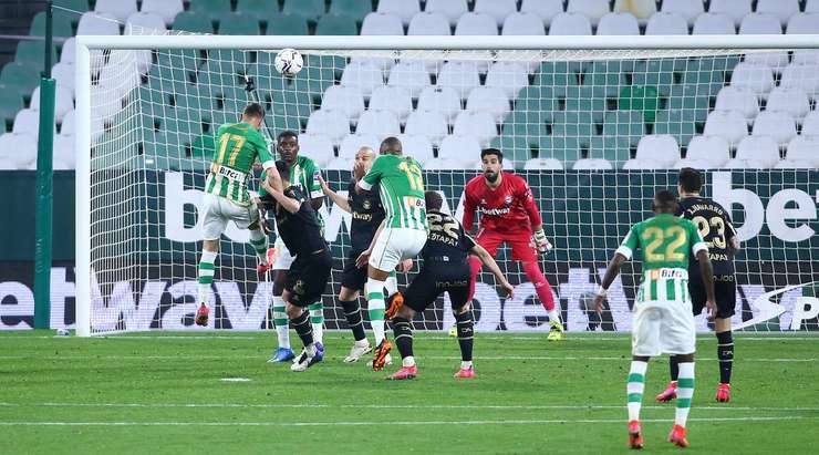 Joaquin (Betis) đón bóng từ quả phạt góc trước đó và tung cú đánh đầu chuẩn xác vào góc cao bên phải trong sự ngỡ ngàng của thủ môn. Các cầu thủ đối phương đang nhìn nhau, dường như họ chưa kịp hiểu chuyện gì đã xảy ra. Ai sẽ là người chịu trách nhiệm? Joaquin (Betis) đã có lý do để ăn mừng!