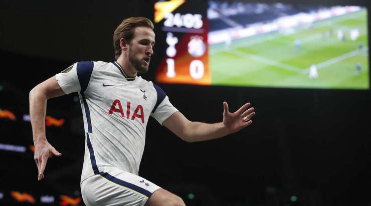 Vào! Harry Kane (Tottenham) đã có mặt đúng lúc đúng chỗ để lấy bóng bật ra trong vòng cấm, và anh ấy sút bóng đi chìm vào phía trong cột dọc bên trái. Tỉ số là 1:0.