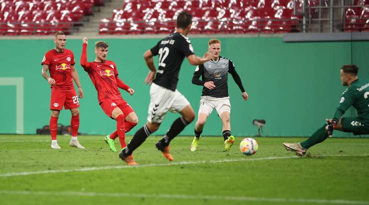 Vào! Đường trả bóng về tuyến hai từ đường biên ngang của Emil Forsberg kiến tạo cơ hội cho Timo Werner (RB Leipzig) dễ dàng sút bóng vào góc thấp bên phải khung thành. Tỉ số là 0:4.
