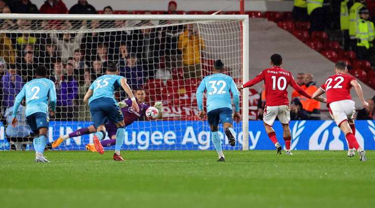 Morgan Gibbs-White (Nottingham) đánh lừa thủ môn Alex McCarthy đổ người về góc và sút quả penalty vào chính giữa khung thành.
