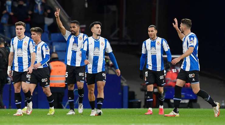 Yangel Herrera (Espanyol) đón bóng trống trải và từ rìa vòng cấm tung một cú sút bị làm chệch hướng và vượt qua Alex Remiro không thể làm gì được. 1:0.
