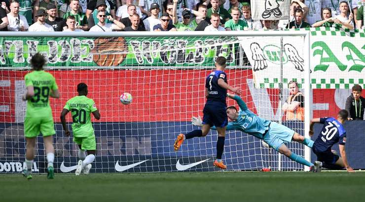 Vào! Lucas Tousart kiến tạo cho Ibrahim Maza (Hertha Berlin) một đường chuyền tốt trong vòng cấm. Nó cho phép anh ấy dứt điểm với một cú sút chuẩn xác vào chính giữa khung thành. 1:1.