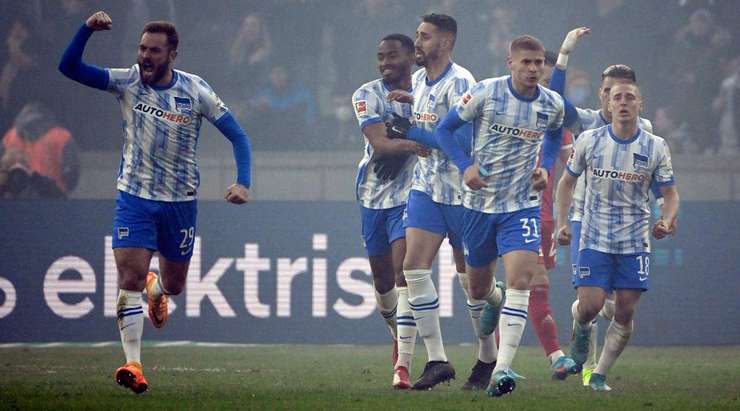 Đó là một bàn phản lưới nhà! Một khoảnh khắc rất đáng tiếc cho Timo Baumgartl (Union Berlin), người đã nỗ lực cản phá một quả tạt vào vòng 5m50, nhưng cuối cùng anh lại tự đưa bóng về lưới nhà. Tỉ số là 1:1.