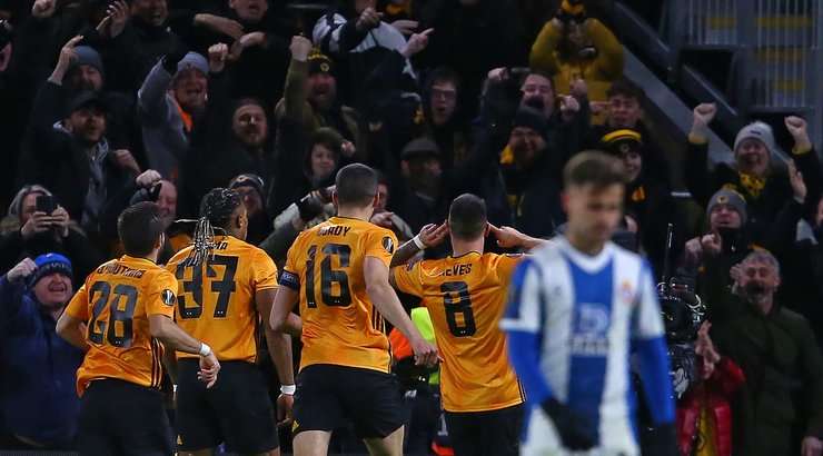 Ruben Neves (Wolves) lấy bóng tại rìa vòng cấm và tung cú sút một chạm không hề do dự. Anh ấy sút bóng xuất sắc khi nó đi vào phía trong cột dọc bên trái. Có thể thực hiện tốt hơn không? Chắc chắn là không. 2:0.