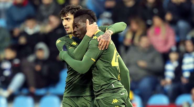 Vào! Mario Balotelli (Brescia) đã có mặt đúng lúc đúng chỗ để lấy bóng bật ra trong vòng cấm, và anh ấy sút bóng đi chìm vào chính giữa mành lưới. Tỉ số là 0:1.