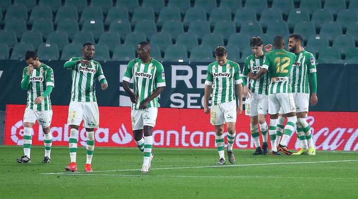 Vàào! Borja Iglesias (Betis) như một tảng băng trôi trên chấm phạt đền lạnh lùng sút vào góc trái làm tung lưới con tàu của thủ môn David Soria.