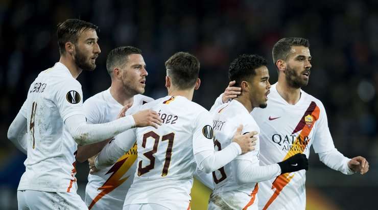 Justin Kluivert (AS Roma) ghi bàn! Justin Kluivert (AS Roma) được kiến tạo bởi Henrikh Mkhitaryan và anh ấy đã cho thấy sự bình tĩnh tuyệt vời trong vòng cấm để sút vào góc trái phía dưới. 1:1.