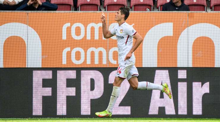 Vào! Patrik Schick (Bayer Leverkusen) đã không do dự tung cú sút ngay ngoài vòng cấm. Đó là một cú sút căng tuyệt đẹp vào sát góc trái khung thành, đánh bại thủ môn đối phương.
