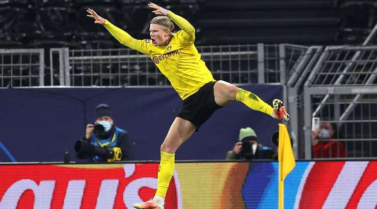 Vào! Erling Haaland (Dortmund) giành chiến thắng trên chấm phạt đền bằng một cú sút không thể cản phá, vượt qua tầm với của thủ môn Bono vào góc thấp bên phải.