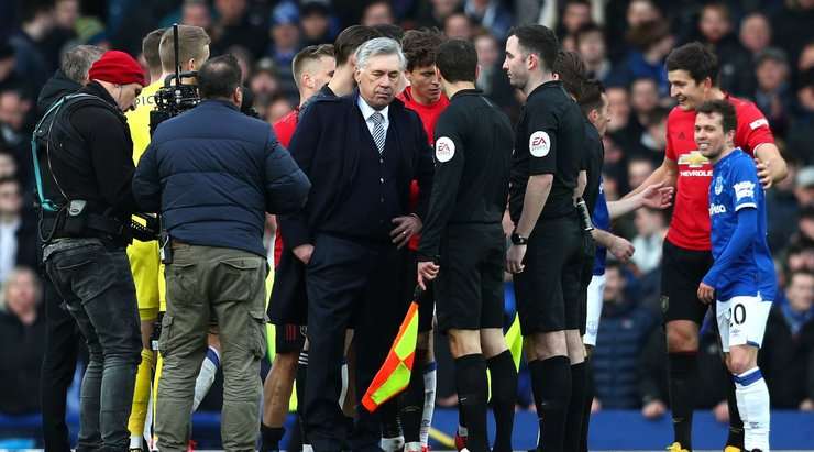 Trọng tài Chris Kavanagh đã không thể chịu nổi HLV Carlo Ancelotti và rút cho vị này một chiếc THẺ ĐỎ trực tiếp!