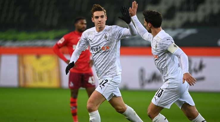 Vào! Lars Stindl chuyền bóng đến chân Florian Neuhaus (B. Monchengladbach) và cầu thủ này tung một cú sút từ rìa vòng cấm. Bóng bị một cầu thủ khác làm đổi hướng, khiến thủ môn Timo Horn không kịp trở tay. Tỉ số là 1:1.