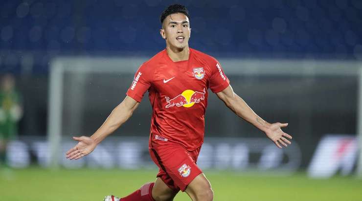 VÀO 0:1! Tomas Cuello (Bragantino) đi bóng lắt léo vượt qua một vài hậu vệ đối phương trước khi tung cú sút từ rìa vòng cấm. Bóng chạm một cầu thủ khác và đổi hướng đi thẳng vào lưới.