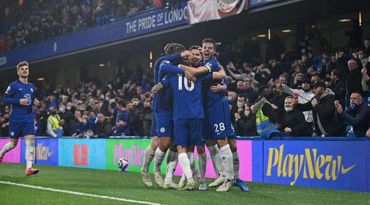 Vào! Jorginho (Chelsea) tinh quái dừng lại một nhịp trước khi sút, chờ cho thủ môn Kasper Schmeichel đổ người trước khi bình tĩnh đưa bóng vào góc thấp bên phải.