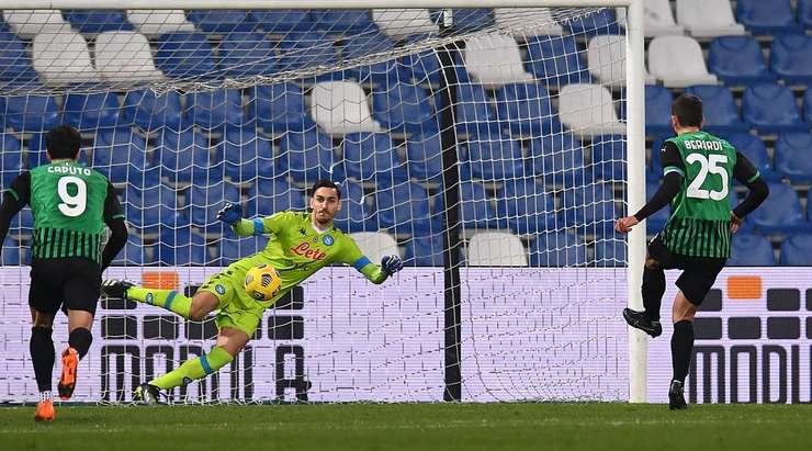 Domenico Berardi (Sassuolo) không phạm sai lầm nào trên chấm phạt đền, anh ta chờ thủ môn Alex Meret đổ người rồi mới nhẹ nhàng sút bóng vào chính giữa khung thành.