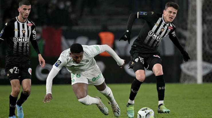 Trận đấu bị gián đoạn. Pierrick Capelle (Angers) đã bị thổi phạt khi tranh bóng với một cầu thủ đối phương. Không có sự phản đối hay than phiền nào vì anh ấy biết rõ hành động vừa rồi của mình.