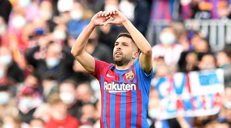 Jordi Alba (Barcelona) lấy bóng tại rìa vòng cấm và tung cú sút một chạm không hề do dự. Anh ấy sút bóng xuất sắc khi nó đi vào góc phải phía trên. Có thể thực hiện tốt hơn không? Chắc chắn là không. 1:1.