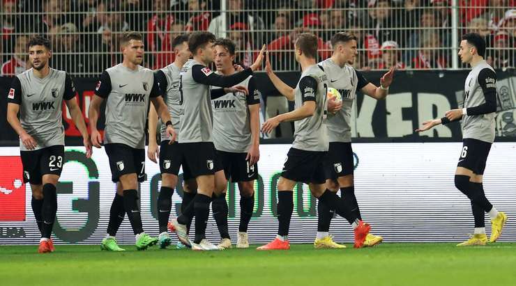 Vào! Florian Niederlechner (Augsburg) chớp cơ hội sau một tình huống bóng bật ra trong vòng cấm và đánh bại thủ môn với một cú sút vào góc thấp bên phải. Tỉ số đã được nâng lên: 1:1.