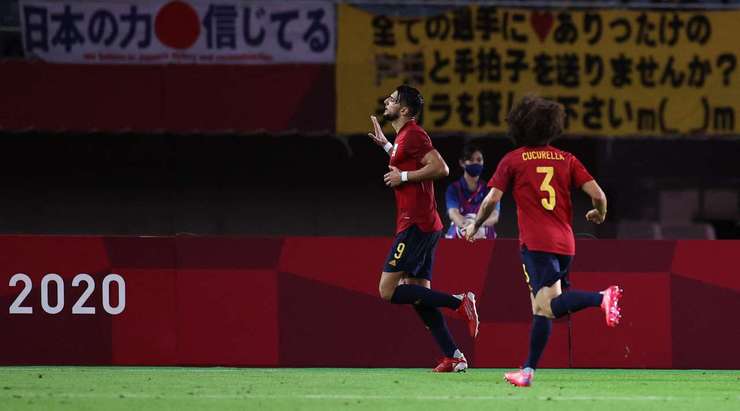 Vào! Dani Olmo chuyền cho Rafael Mir Vicente (Tây Ban Nha) tại rìa vòng cấm và anh ấy tìm đến góc trái phía dưới với một pha dứt điểm tuyệt vời. Tỉ số là 4:2.