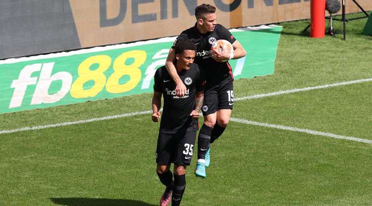 Một bàn thắng đồng đội tuyệt vời! Rafael Borre (Eintracht Frankfurt) được giải thoát trong vòng cấm bởi Ansgar Knauff và không mắc một sai lầm nào với một pha dứt điểm tốt vào góc trái phía dưới. 1:2.