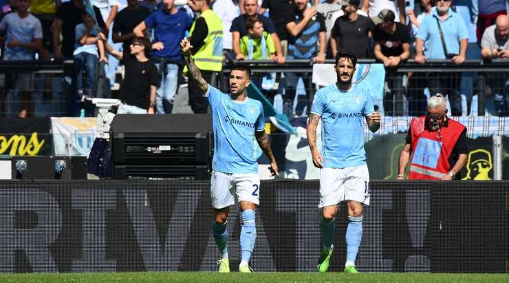 Mattia Zaccagni (Lazio) ghi bàn! Mattia Zaccagni (Lazio) được kiến tạo bởi Felipe Anderson và anh ấy đã cho thấy sự bình tĩnh tuyệt vời trong vòng cấm để sút vào góc trái phía dưới. 1:0.