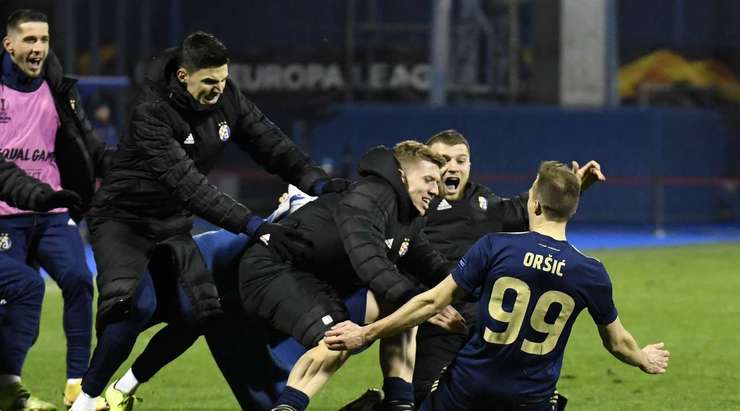 Mislav Orsic (Din. Zagreb) nhận bóng tại rìa vòng cấm và anh ghi một bàn thắng đầy ma thuật với cú sút chuẩn xác hiểm hóc về phía bên trái khung thành!