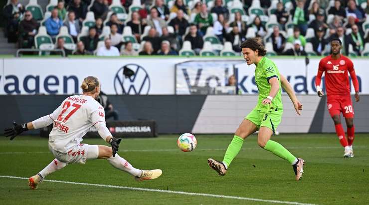 Một đường chuyền xé toang hàng phòng ngự đưa bóng đến chân Jonas Wind (Wolfsburg) trong vòng cấm và cầu thủ này đã không bỏ lỡ cơ hội, anh sút bóng qua người thủ môn vào lưới.