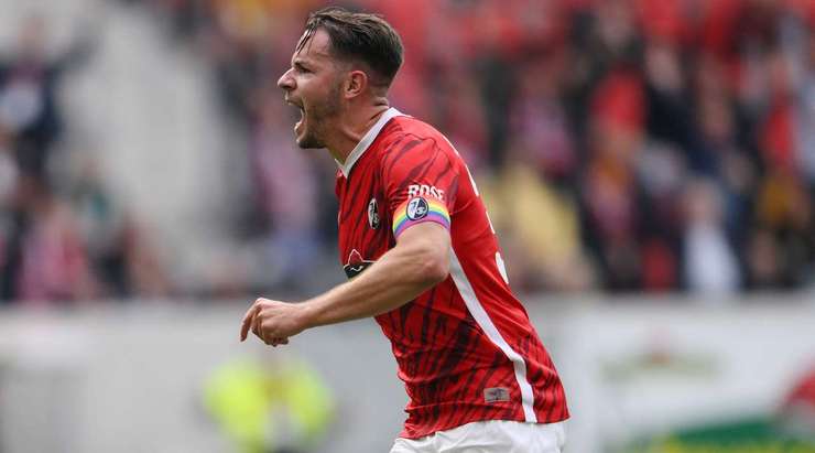 Một tuyệt phẩm ngay ngoài vòng cấm! Christian Gunter (Freiburg) sút bóng với một tốc độ và lực sút kinh hoàng vào góc thấp bên phải khung thành.
