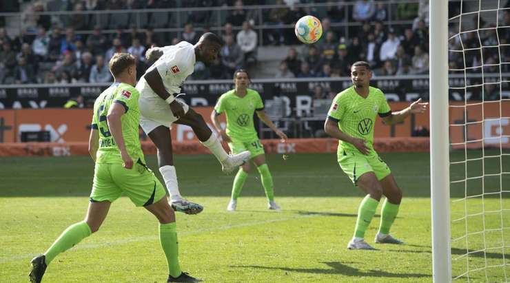 VÀO! Marcus Thuram (B. Monchengladbach) ghi bàn với một cú đánh đầu từ cự li gần sau khi Alassane Plea đánh đầu một quả tạt bổng rất chính xác vào đúng hướng di chuyển của anh. Tỉ số là 2:0.
