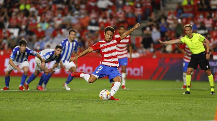 Vào! Luis Milla (Granada CF) sút bóng vào góc thấp bên trái khung thành, vượt qua tầm với của Mathew Ryan dù thủ môn đã đổ người hết cỡ.