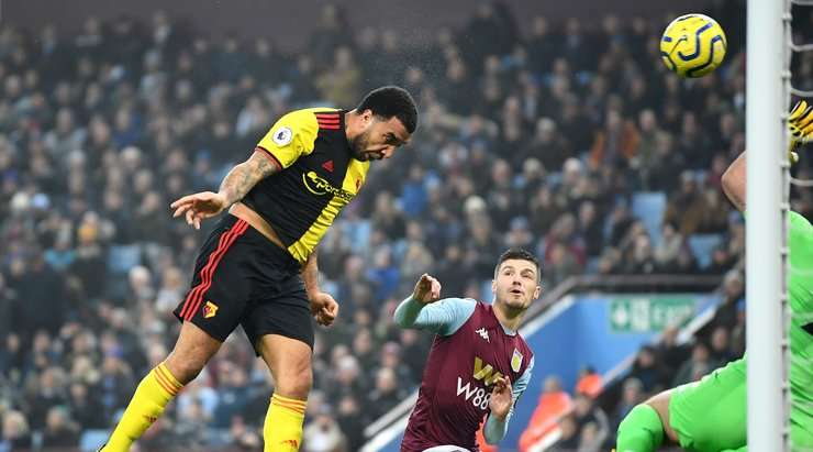Troy Deeney (Watford) bật lên đón quả tạt và đánh đầu tung lưới khung thành đối phương.