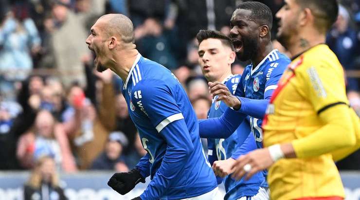 Vào! Ludovic Ajorque (Strasbourg) giành chiến thắng trên chấm phạt đền bằng một cú sút không thể cản phá, vượt qua tầm với của thủ môn Jean-Louis Leca vào góc thấp bên trái.