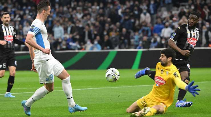 Vào! Matteo Guendouzi tung một đường chuyền tuyệt vời đến vị trí của Arkadiusz Milik (Marseille) trong vòng cấm, và cầu thủ này tận dụng rất tốt cơ hội để dứt điểm gọn gàng vào góc thấp bên trái. 1:2.