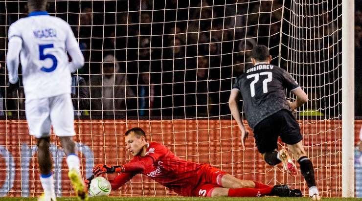 Cú sút vào góc thấp bên phải của Ramil Sheydayev (Qarabag Agdam) từ chấm phạt đền đã không thể đánh bại được thủ môn. Davy Roef đã đọc tình huống rất tốt và đổ người cản phá thành công.