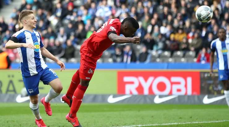 Vào rồi! Jhon Cordoba (Köln) bức tốc vào vòng cấm và chọn đúng điểm rơi sau đường căng ngang của Ismail Jakobs trước khi dứt điểm cận thành đẹp mắt vào góc phải khung thành. Tỉ số là 0:2.