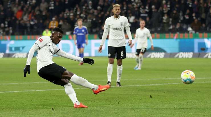 Vào! Rafael Borre nạp đạn cho Buta (Eintracht Frankfurt) ở một vị trí bên trong vòng cấm, và cầu thủ này đã giữ được cái đầu lạnh để sút tung nóc lưới bên phải khung thành. Tỉ số là 3:0.