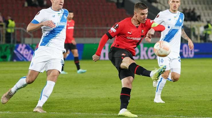 Benjamin Bourigeaud (Rennes) nhận một đường chuyền tốt ngay ngoài vòng cấm và tung một cú sút từ vị trí thuận lợi, nhưng một hậu vệ đã kịp thời cản phá. Bóng đi ra ngoài sân. Một cơ hội ghi bàn từ quả phạt góc cho Rennes.