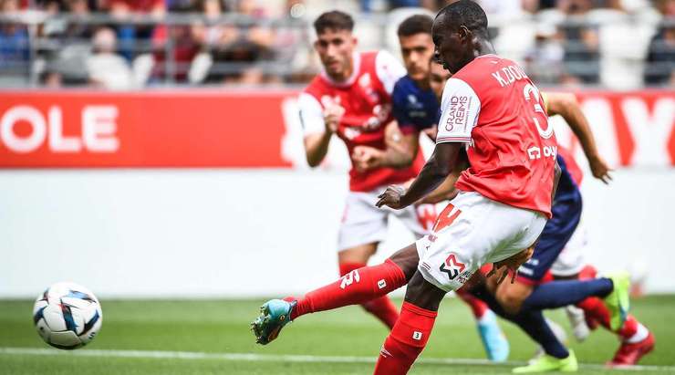 Vào! Kamory Doumbia (Reims) đã khiến thủ môn đối phương đổ người sai hướng và sút bóng vào phía bên trái khung thành.