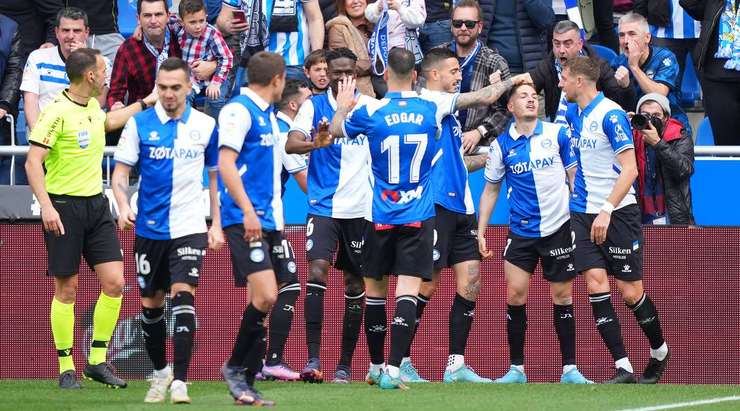 Manu Vallejo (Alaves) nhận một đường chuyền thú vị bên trong vòng cấm và anh sút bóng lọt qua thủ môn vào lưới. Một pha dứt điểm xuất sắc!