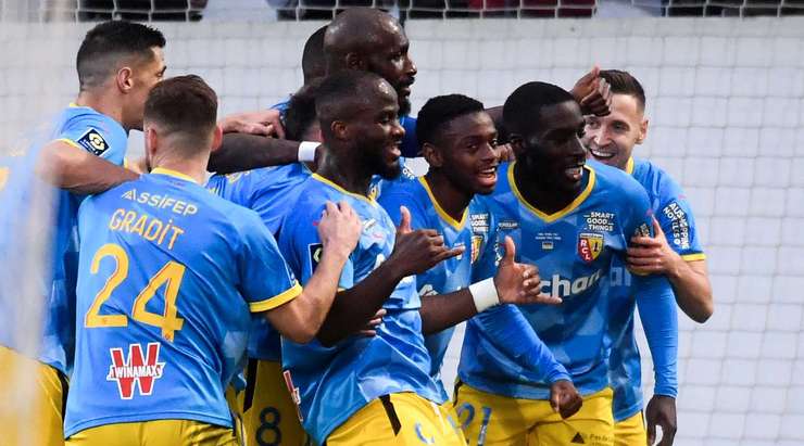 Vào! Massadio Haidara (Lens) sút bóng bật ra đi chìm vào chính giữa khung thành sau khi bóng đến chỗ anh ấy trong vòng cấm. Tỉ số là 3:1.