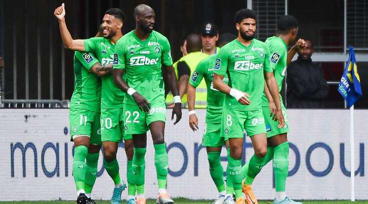 Một đường chuyền dài chính xác mở ra cho Zaydou Youssouf (St Etienne) một cơ hội vàng để ghi bàn. Anh ấy tung một cú sút chìm vào phía trong cột dọc bên phải và lưới đã tung lên!