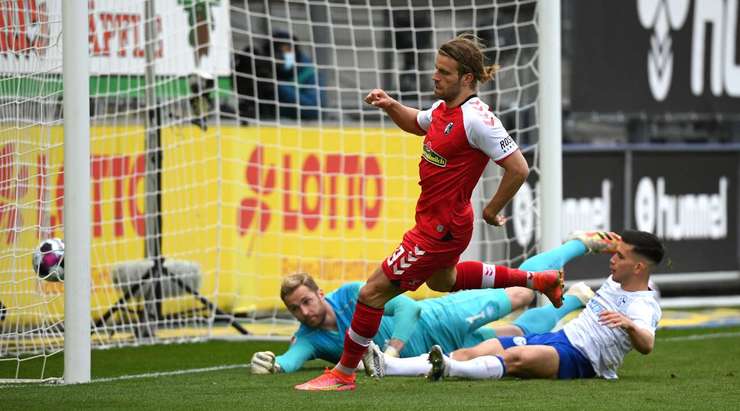 Baptiste Santamaria nhồi bóng cho Lucas Holer (Freiburg), người đón đường chuyền của anh ở trong vòng cấm và ra chân rất nhanh vào góc trái khung thành! Thủ môn đã không thể làm gì được. 1:0!
