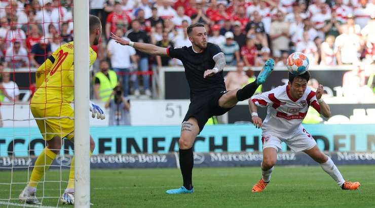 Wataru Endo (VfB Stuttgart) đón quả phạt góc và thể hiện khả năng săn bàn của mình với một cú đánh đầu lạnh lùng từ cự li gần vào góc trái cầu môn. Tỉ số là 2:1.