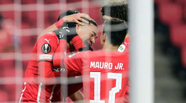 Vào! Jorg Siebenhandl đã chạm được những đầu ngón tay vào bóng sau cú sút của Carlos (PSV), nhưng chừng đó thôi không đủ ngăn trái bóng đi vào góc thấp bên phải khung thành.