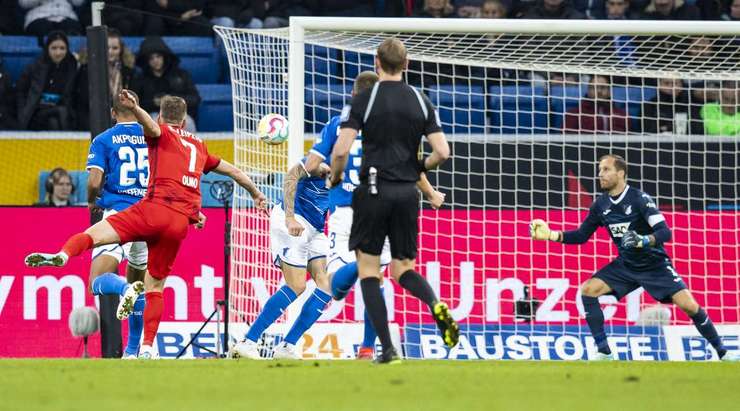 Dani Olmo (RB Leipzig) tung một cú sút từ tầm trung. Anh cứa bóng vào góc cao bên trái khung thành. Một cú sút tuyệt vời!
