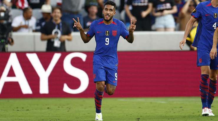 Jesus Ferreira (Mỹ) ghi bàn! Jordan Morris đánh đầu đến chỗ của anh ấy trước khi tung một cú sút quá mạnh để thủ môn có thể cản phá. 1:1.