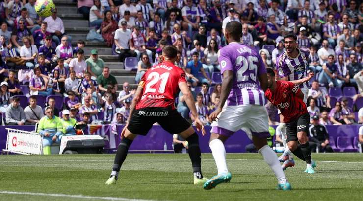 Lucas Rosa thực hiện một quả tạt bổng chính xác vào vòng cấm. Kike Perez (Valladolid) đón bóng và dứt điểm nhanh vào phía trong cột dọc bên trái. Thủ môn đã không có cơ hội nào để cản phá! Tỉ số đã được thay đổi thành: 1:0.