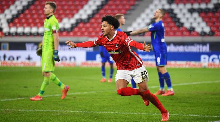Vào! Ermedin Demirovic thực hiện một quả tạt vào vòng cấm và kiến tạo thành công cho Kevin Schade (Freiburg), người đã đón bóng và dứt điểm gọn gàng vào góc thấp bên phải khung thành. Tỉ số đã được nâng lên 2:1.