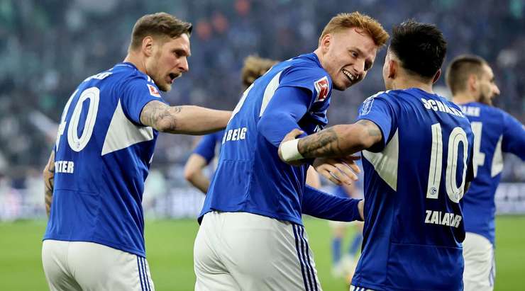 Vào! Sepp van den Berg (Schalke) đón bóng bật ra và từ rìa vòng cấm, anh ấy tung một cú sút chìm đi vào góc trái phía dưới. Jiri Pavlenka không thể ngăn bóng vào lưới. Tỉ số là 1:1.