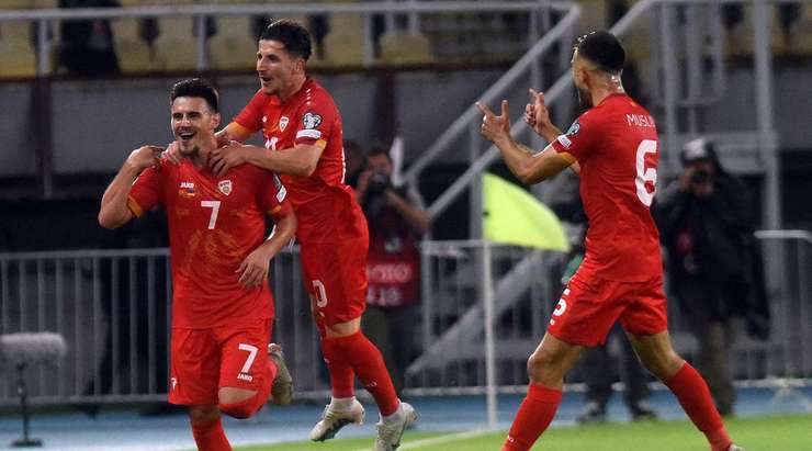 Một khoảnh khắc đẹp mắt! Eljif Elmas (Bắc Macedonia) lấy bóng và tung một cú sút mạnh từ xa. Đó là một quyết định sáng suốt và pha dứt điểm vừa rồi đã đi thẳng vào phía trong cột dọc bên phải. Thủ môn Anatolii Trubin chỉ có thể lắc đầu trong tuyệt vọng! Tỉ số đã được nâng lên 2:0.