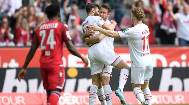 Mark Uth (Köln) nhận một đường chuyền thú vị bên trong vòng cấm và anh tung một cú sút chìm chuẩn xác vào góc thấp bên trái khung thành. Một pha dứt điểm hiểm hóc!